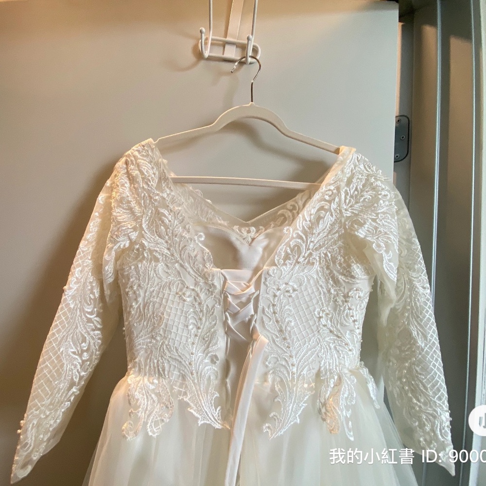 Long Sleeve Lace Pearl Wedding Dress - size 4-6, new - Picture 4 of 6